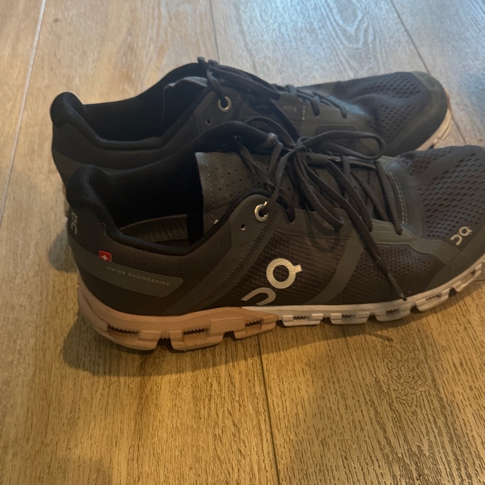 On Running women gray/pink Running Shoes